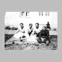 032-0025 Familie Krieger-Angrabeit. Die Damen und die Kinder vor dem Haus in der Sonne..jpg